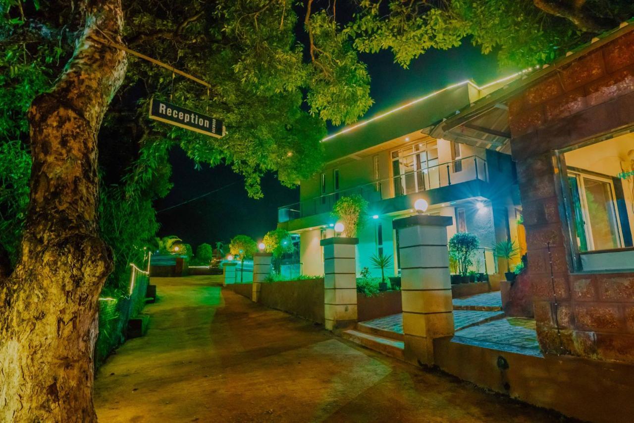 The Oak Woods Hotel Mahabaleshwar Exterior photo